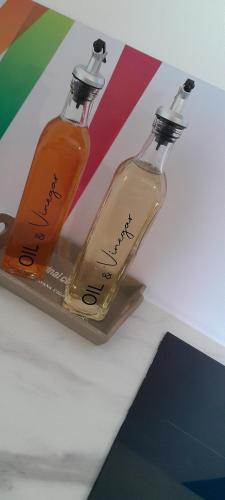 deux bouteilles d'alcool assises au-dessus d'une table dans l'établissement Tandem Anjou Touraine, à Restigné