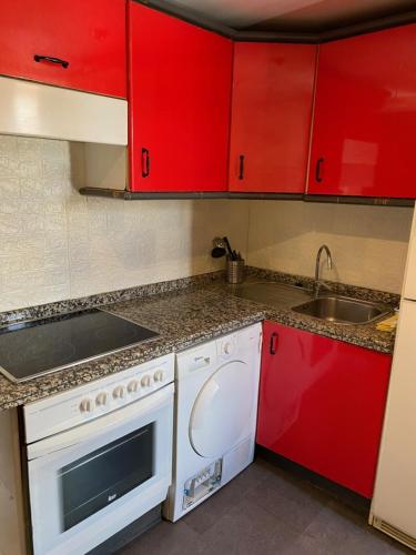 Apartamentos Viva Leónにあるキッチンまたは簡易キッチン