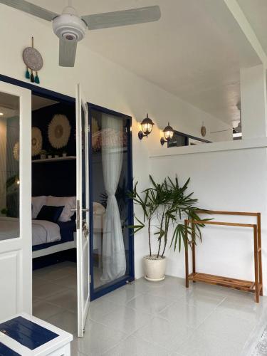 Una cama o camas en una habitación de Lovy's Gili Air