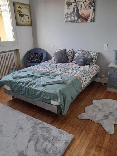 une chambre avec un lit et un tapis au sol dans l'établissement Maquis Foch House With Parking and Garden Near Town, à Ruffec