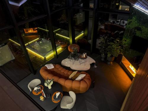 an overhead view of a living room with a couch and a table at ARTAM Luxury Cabin reggelivel in Parádfürdő-Peres