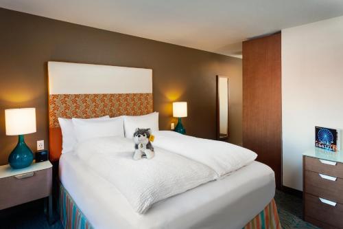 Staypineapple, University Inn, University District Seattle Image