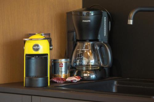 a coffee maker sitting on top of a kitchen counter at Casa Titi in Malcesine
