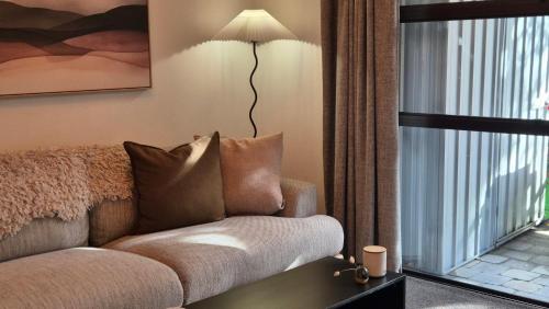 En eller flere senge i et værelse på Central QT Retreat