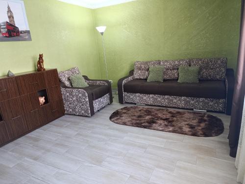 Ruang duduk di двокімнатна квартира в центрі міста