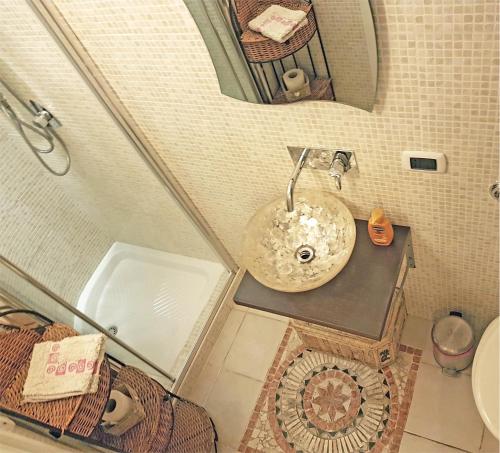 un bagno con lavandino e specchio di Appartamento Taranto a Taranto