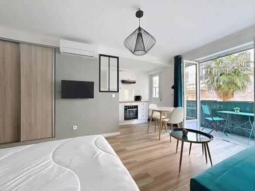 un salon avec un canapé et une table dans l'établissement Studio proche gare, balcon, à Cannes