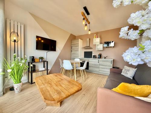 un salon avec un canapé et une table dans l'établissement la terrasse du coislin, à Metz