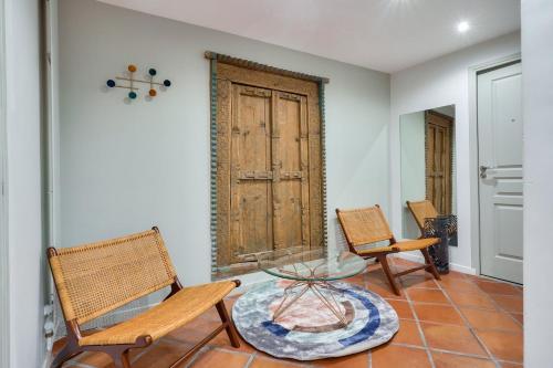 un salon avec deux chaises et une table dans l'établissement Urban Flat 161 - Luxury 4 Bedrooms Apartment, à Paris