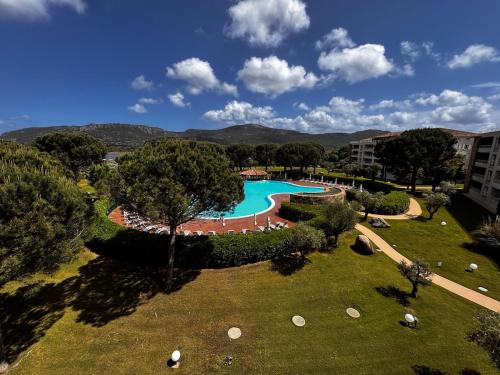 une vue aérienne d'une piscine dans un complexe hôtelier dans l'établissement Apartment with pool view Salina Bay Porto-Vecchio, à Porto-Vecchio