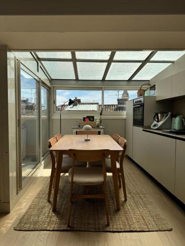 une cuisine avec une table et des chaises dans une pièce dans l'établissement Charmant appartement type loft au cœur de Sanary, à Sanary-sur-Mer