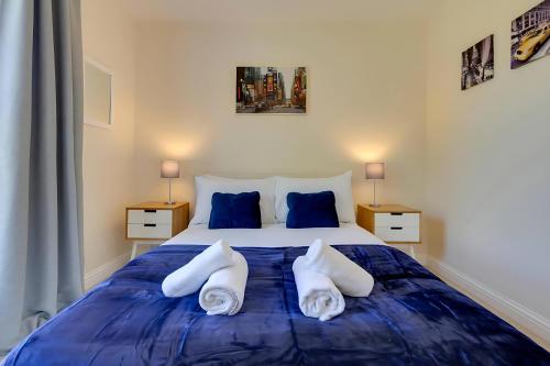 Postel nebo postele na pokoji v ubytování Modern and Spacious Townhouse with Free Parking Pass the Keys