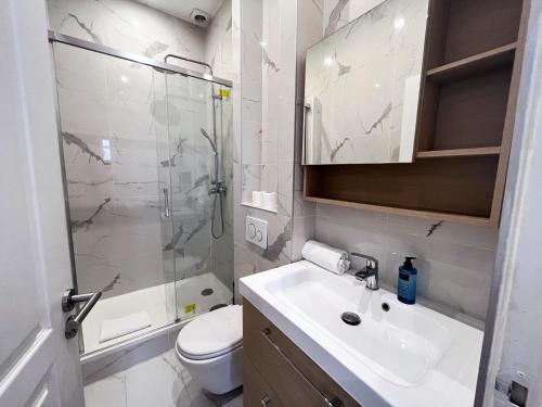 une salle de bain avec un lavabo, une douche et des toilettes dans l'établissement Urban Flat 64 - Luxury flat Mermoz - Champs Elysees, à Paris