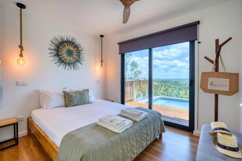 Giường trong phòng chung tại Caju Villas Montargil - Villa Farinha Branca