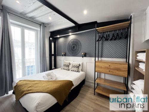 - une chambre avec un lit à baldaquin dans l'établissement Urban Flat 44 - Charming 2 Bedrooms in the center, à Paris