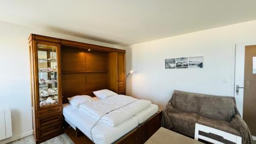 une petite pièce avec un lit et une chaise dans l'établissement Panoramique océan, Sables d'Or, à Saint-Jean-de-Monts