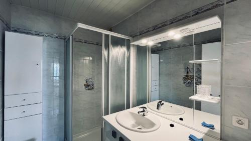 une salle de bain avec un lavabo et une douche dans l'établissement Panoramique océan, Sables d'Or, à Saint-Jean-de-Monts
