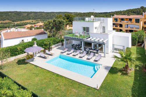 una vista aerea di una villa con piscina di Luxury Villa - Amazing Sea Views a Son Bou