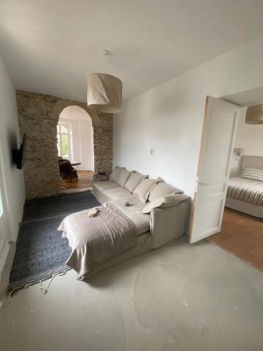 une chambre avec un grand lit dans une pièce dans l'établissement Lisa Appartement de charme, à Cannes