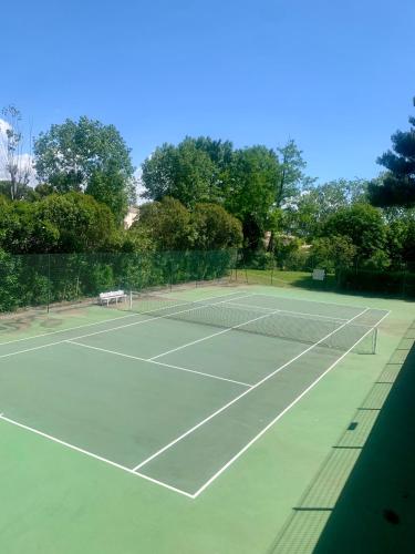 - un court de tennis avec 2 courts dans l'établissement 2 pièces, moderne et lumineux avec piscine en résidence privée, à Villeneuve-Loubet