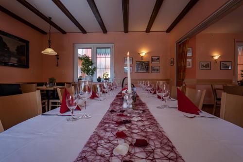 Un restaurante o sitio para comer en Restaurant & Hotel Storchenklause