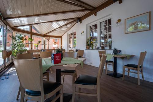 Un comedor con mesa y sillas en Restaurant & Hotel Storchenklause, en Storkow