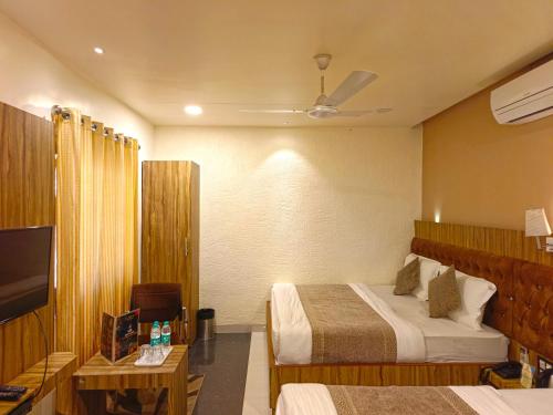 Postel nebo postele na pokoji v ubytování Hari Niwas - A Boutique Garden Resort Mount Abu