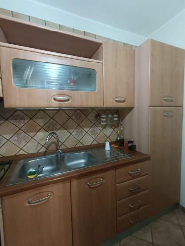 ジノーザ・マリーナにあるCasa al Mareのシンクと電子レンジ付きのキッチン