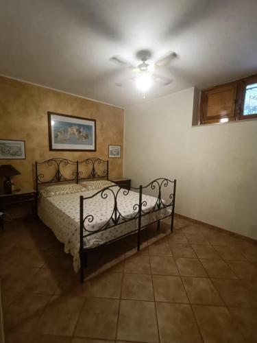 ジノーザ・マリーナにあるCasa al Mareのベッドルーム1室(黒いベッド1台付)