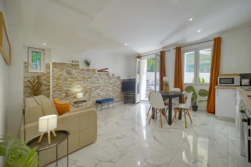 un salon avec un canapé et une table dans l'établissement Le Jo - Centre - Terrasse - Verrière Côte d'Azur, à Cannes