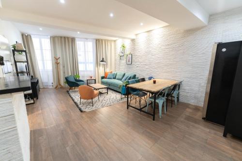 un salon avec un canapé et une table dans l'établissement Bel appartement en plein cœur de la vieille ville, à Nice