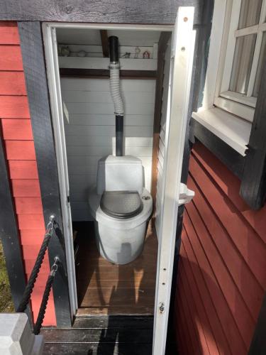 a bathroom with a toilet inside of a house at Edvin rantamökki in Taalintehdas