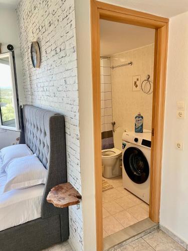 “Shiny” sea view apartment at Istron