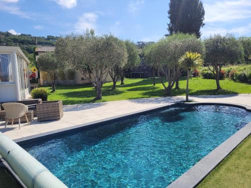 - une grande piscine dans une cour arborée dans l'établissement Family vacation home, à Mouans-Sartoux