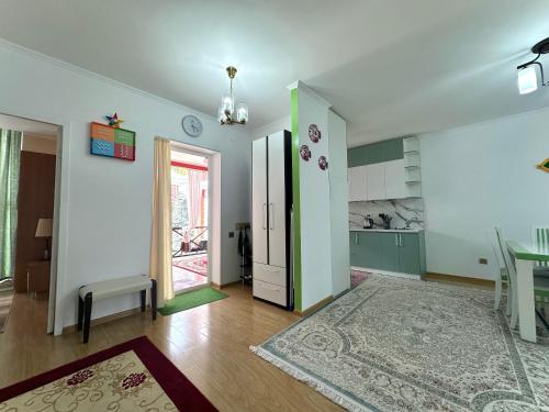 Η κουζίνα ή μικρή κουζίνα στο Raduga West 'Emerald' Cottage