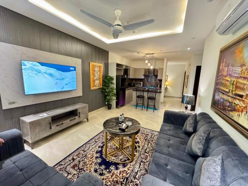 Televisyen dan/atau pusat hiburan di Airreside Gulberg Retreat at Zameen Aurum