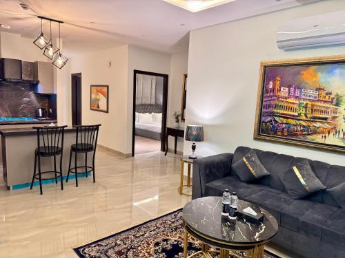 Ruang duduk di Airreside Gulberg Retreat at Zameen Aurum