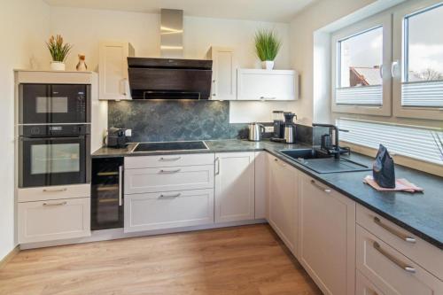 Kuchyň nebo kuchyňský kout v ubytování Ferienhaus Lüttje Steern 5 Sterne