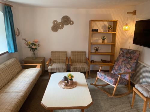 マイヤーホーフェンにあるFerienwohnung Durst 2のソファと椅子とテーブルのあるリビングルーム
