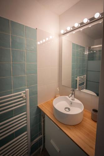 une salle de bain avec un lavabo et un miroir dans l'établissement Charmant appartement avec jardin à 500m des plages Prado Borely, à Marseille