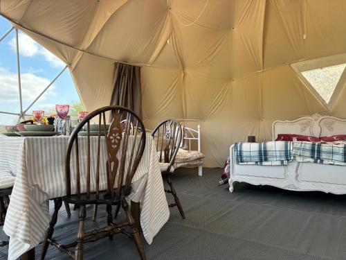 Ένα ή περισσότερα κρεβάτια σε δωμάτιο στο Dyers Meadows Camping