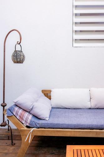 - un lit avec des oreillers et une lampe dans l'établissement Charmant appartement avec jardin à 500m des plages Prado Borely, à Marseille