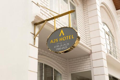 une enseigne d'hôtel sur le côté d'un bâtiment dans l'établissement A25 Hotel - 29 Thác Bạc - Sapa, à Sa Pa