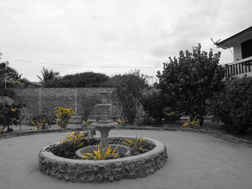 a fountain in the middle of a courtyard at Sundown Beach Hotel in Canoa
