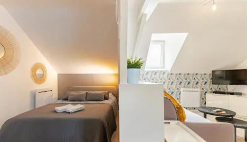 une chambre avec un lit et un canapé dans une pièce dans l'établissement LOGEMENT PROCHE AEROPORt, à Athis-Mons