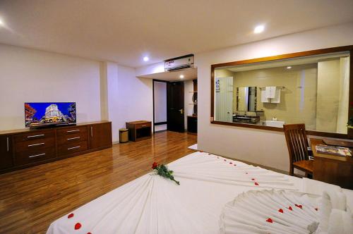 Postel nebo postele na pokoji v ubytování Sunniva Hotel Nha Trang