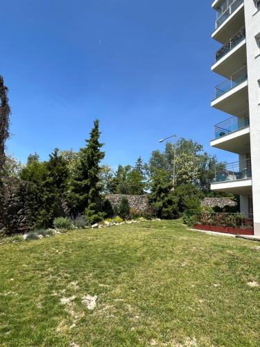 Un jardín fuera de Butterfly Residence,165m2 Spacious Apartment with 4 Free Parking Spaces,Playground and Gym