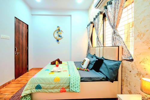 Postel nebo postele na pokoji v ubytování ll EMPYREAN STAY ll LUXE ll SU CASA VILLA ll 4BHK ll AC ll LARGE POOL ll POOL TABLE ll
