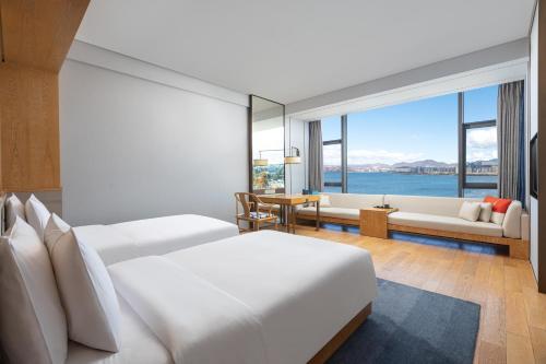Ένα ή περισσότερα κρεβάτια σε δωμάτιο στο Hotel Indigo Dali Erhai by IHG