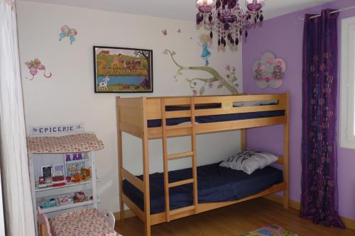 a childs bedroom with a bunk bed in a room at Villa hameau paisible Ardouane, à côté voie verte in Riols